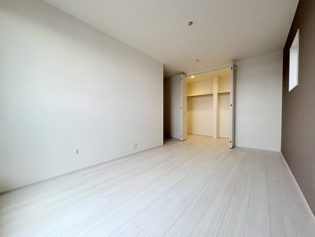 【商談中】リーブルガーデン　岐阜市手力町第２　全２区画分譲の寝室|すべての居室にはたっぷり収納できる大型のクローゼット、各室に２４時間換気システムを設置しています。
排気ファンから低風量で24時間強制排気し、家の中の空気をいつも新鮮に保ちます。
