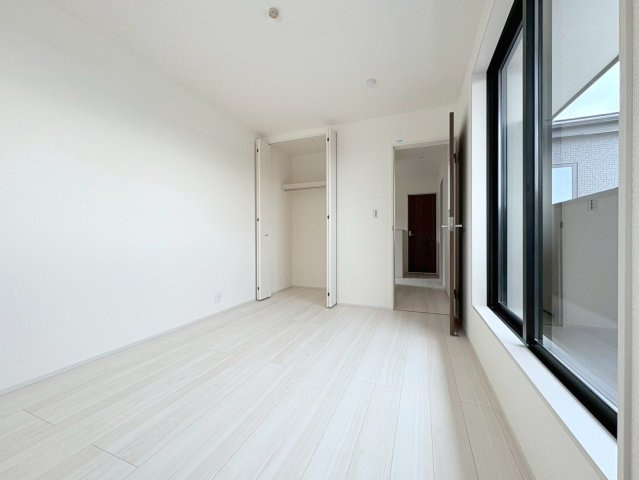【商談中】リーブルガーデン　岐阜市手力町第２　全２区画分譲の洋室|全居室にたっぷり収納できる大型クローゼット、居室部分の窓ガラスには間に空気層を設けたペアガラスを採用。
高い断熱性と共にガラス面の結露対策にも効果を発揮します。