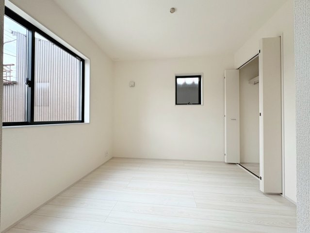 【商談中】リーブルガーデン　岐阜市手力町第２　全２区画分譲の洋室|全居室にたっぷり収納できる大型クローゼット、居室部分の窓ガラスには間に空気層を設けたペアガラスを採用。
高い断熱性と共にガラス面の結露対策にも効果を発揮します。