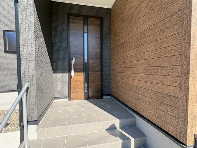 【商談中】リーブルガーデン　岐阜市手力町第２　全２区画分譲の玄関|【ピッキング防止機能付き玄関ドア錠】玄関ドアの鍵は上下に２つあり、内側の下段は脱着サムターンキー。
鍵を不正に開錠されても、もう１つの鍵でピッキングを防ぎます。防犯性の高い仕様になっています。