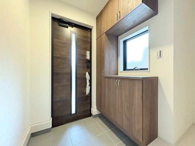 【商談中】リーブルガーデン　岐阜市手力町第２　全２区画分譲の玄関|大容量のシューズ収納付きで玄関周りもすっきり！玄関ドアからの光が玄関ホールを明るくしてくれます。