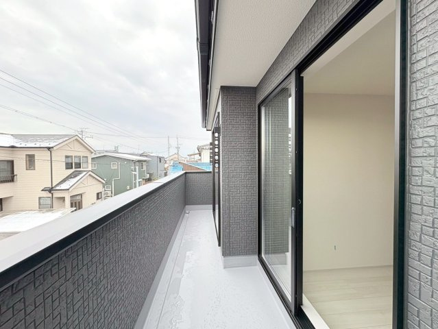 【商談中】リーブルガーデン　岐阜市手力町第２　全２区画分譲のバルコニー|バルコニーは南向きで洗濯物もよく乾きます！強度と表面積硬度を持つFPRで防水しています。