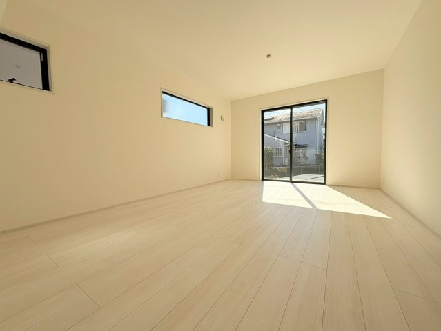 【商談中】リーブルガーデン　岐阜市手力町第２　全２区画分譲の居間・リビング|明るい日差しをふんだんに取り込んだリビングダイニングは家族の笑顔につつまれた素敵な空間になります。
一建設の家は精度が高く丈夫な工法を採用し、「住宅トップランナー基準」に対応しています。
