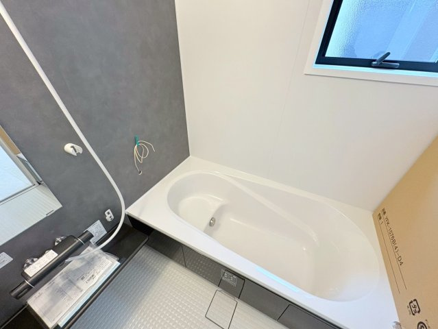 【商談中】リーブルガーデン　岐阜市手力町第２　全２区画分譲の浴室|明るく清潔感がある浴室。浴槽は環境にやさしい節水タイプ。浴槽内ステップで半身浴、親子入浴も安心です。
洗い場の床は乾きやすく滑りにくい快適仕様、水はけが良くカビの発生を軽減できます。
