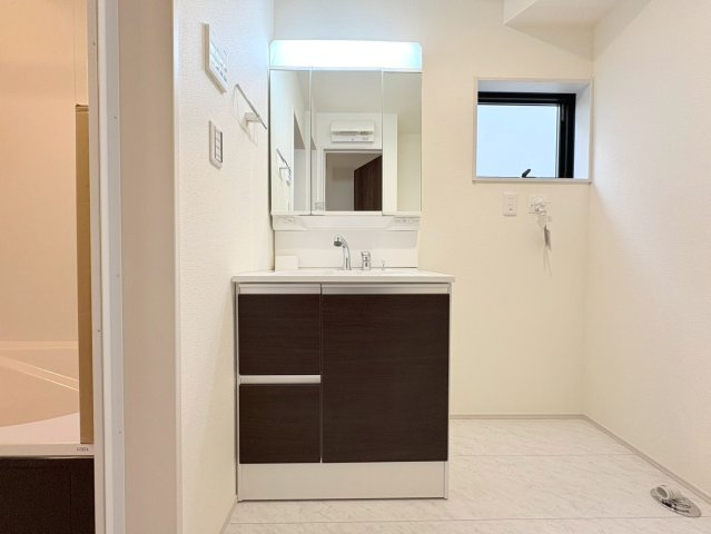 【商談中】リーブルガーデン　岐阜市手力町第２　全２区画分譲の独立洗面台|洗面化粧台 幅 750mm、軽く割れにくい洗面ボールと場所をとらないコンパクト設計の本体キャビネットです。
ミラー扉の内側は全て収納スペースです。リフトアップシャワーを採用し両手が自由に使えます
