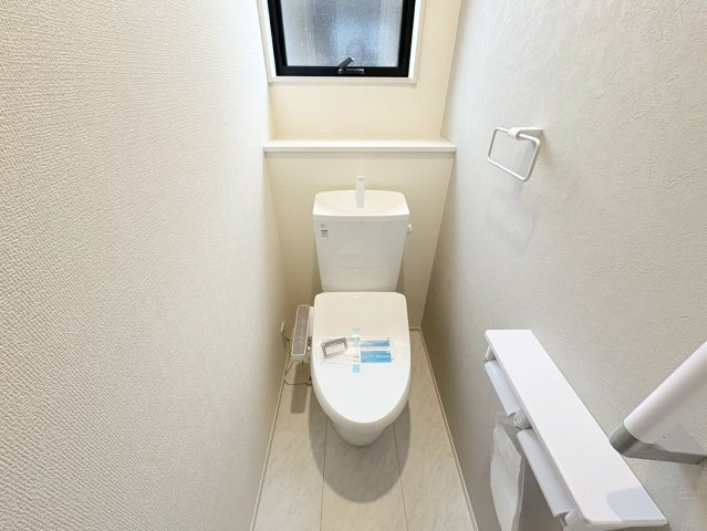 【商談中】リーブルガーデン　岐阜市手力町第２　全２区画分譲のトイレ|超表面平滑加工とイオンパワーの「セフィオンテクト」加工で、汚れが付きにくく落ちやすい仕様で清潔です。
便器にフチがないので汚れが隠れて見えない部分がありません。お手入れがとってもラクラクです。