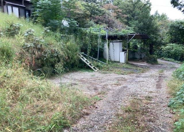 【外観】 | 土地の形が極端に長細かったり、狭小地、あるいは道路との高低差がある傾斜地だった場合、後々売ろうとしても買い手がつかない場合もあります。後々、売却することになった時に価値の下がらない土地を選びましょう。