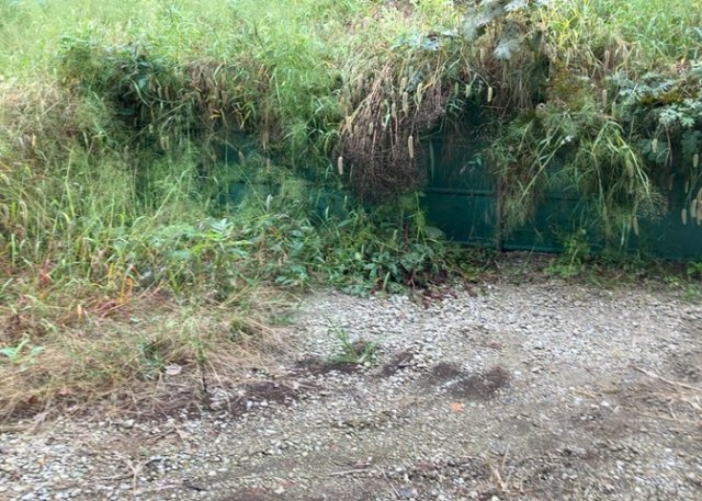 【外観】 | 土地の前の道路に消火栓が設置されていることがあります。この場合、道路交通法第45条第1項により、駐車禁止の場所が指定されています。そのため、車庫などの駐車スペースをつくることができない場合があります。