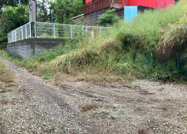 【外観】 | 現地に行くなら、物件の周囲の地形がどうなっているかを見ることも大切です。周辺より低くなっている土地では、大雨などで水が集まりやすいため、地盤が弱くなっているということも考えられるため、注意が必要です。