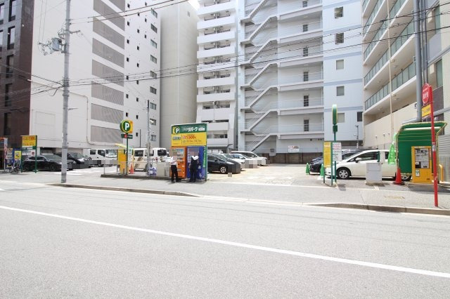 【駐車場】 | アクサスダイワピュアビル | 隣には大きいコインパーキングがあります。