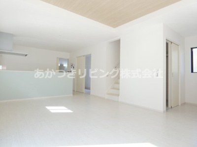 【居間・リビング】 | 真岡市下高間木2期 | 窓が多く明るい日差しがご家族の団らんを日々照らします♪