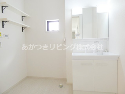 【独立洗面台】 | 真岡市下高間木2期 | 収納棚付き洗面室。忙しい朝に重宝する三面鏡♪伸びるホースのシャワー洗面台♪