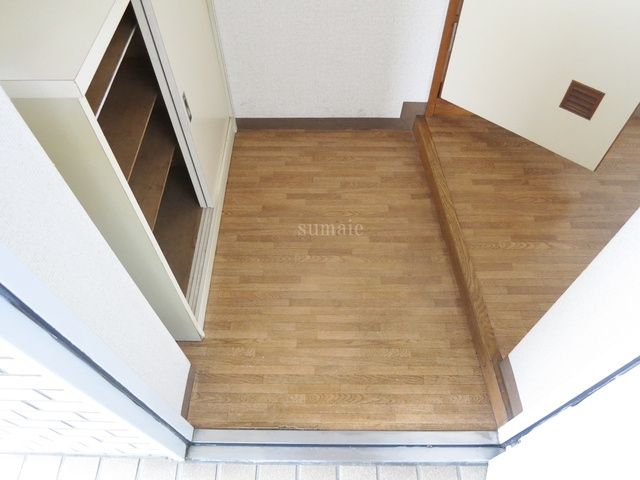 モンターニュ駒込の玄関|フローリングカーペットの玄関☆