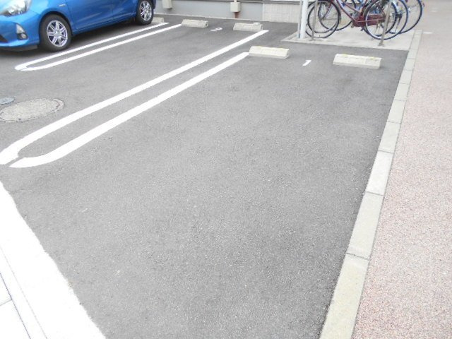 メゾン　デュ　コワンの駐車場