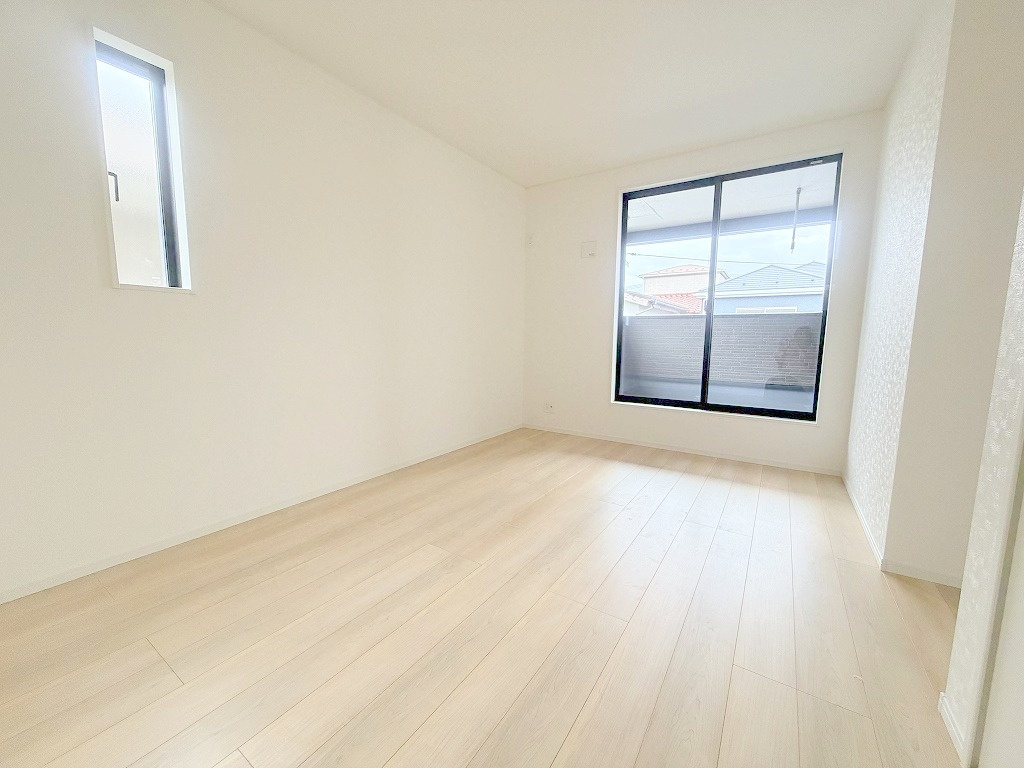 三郷市戸ケ崎3丁目　新築戸建　全7棟　5号棟の洋室|バルコニーに面した明るい洋室7.2帖