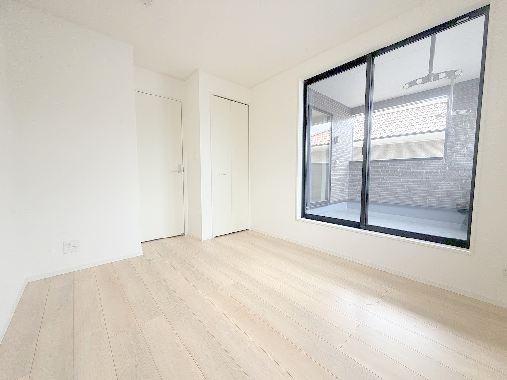 三郷市戸ケ崎3丁目　新築戸建　全7棟　5号棟の洋室|バルコニーに面した明るい洋室5.5帖