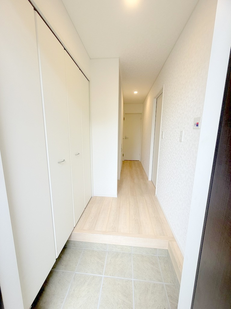 三郷市戸ケ崎3丁目　新築戸建　全7棟　5号棟の玄関|玄関から見た室内写真です