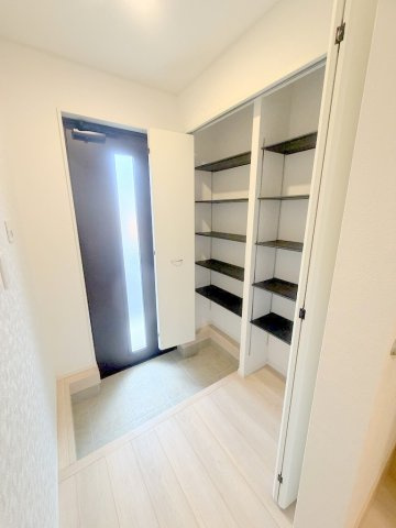 三郷市戸ケ崎3丁目　新築戸建　全7棟　5号棟の玄関|収納力のあるシューズクローゼット