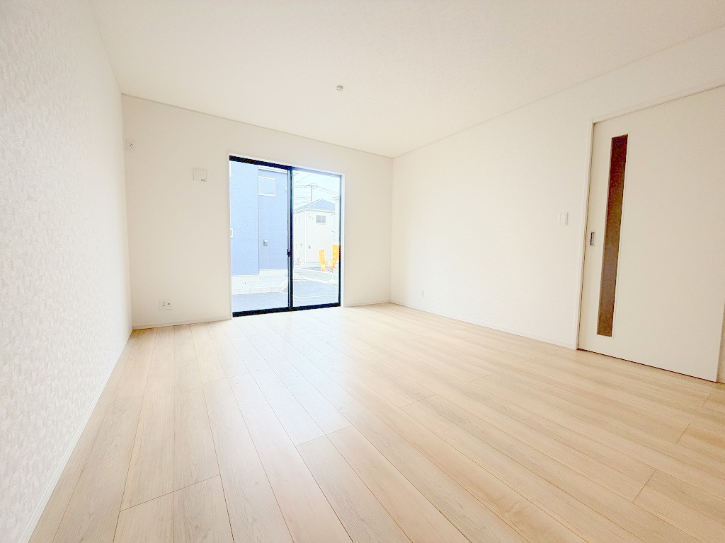 三郷市戸ケ崎3丁目　新築戸建　全7棟　5号棟の居間・リビング|南西向きの明るいリビングです