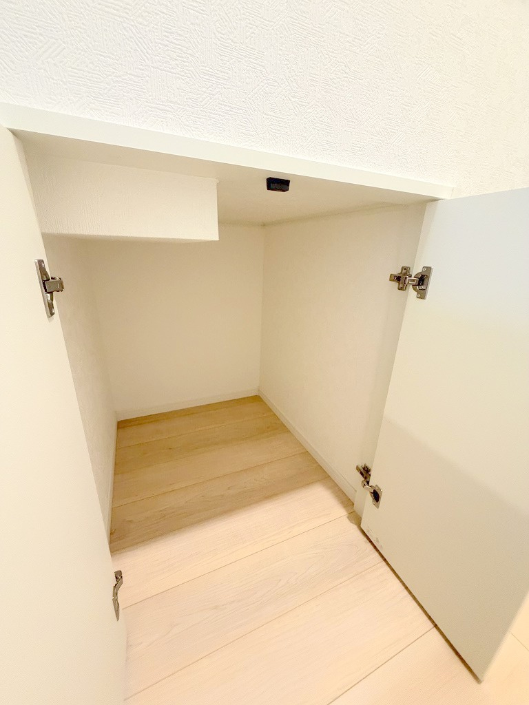 三郷市戸ケ崎3丁目　新築戸建　全7棟　5号棟の収納|ちょっとしたストック品の収納に便利な階段下収納