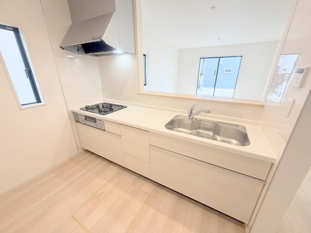 三郷市戸ケ崎3丁目　新築戸建　全7棟　5号棟のキッチン|3口ガスコンログリル付きシステムキッチンでお料理も楽しめます