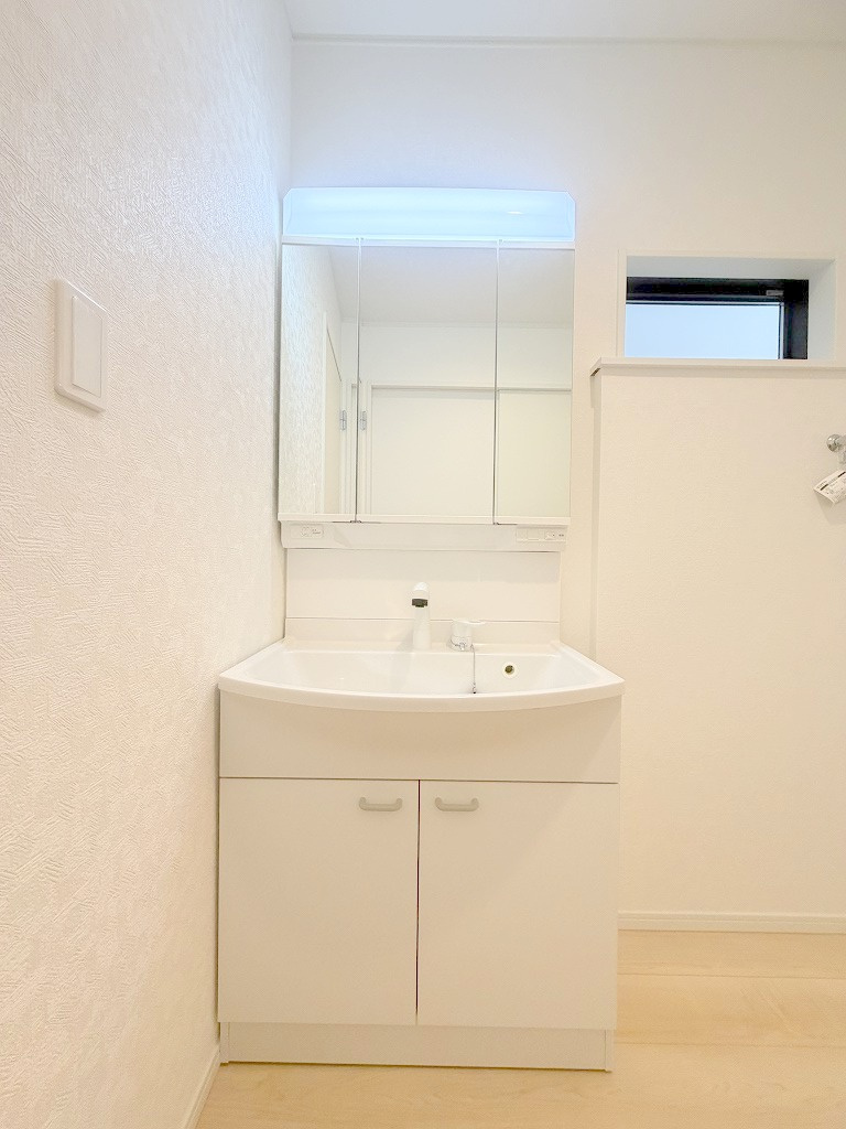 三郷市戸ケ崎3丁目　新築戸建　全7棟　5号棟の独立洗面台|三面鏡付きシャワードレッサーで朝の準備も快適