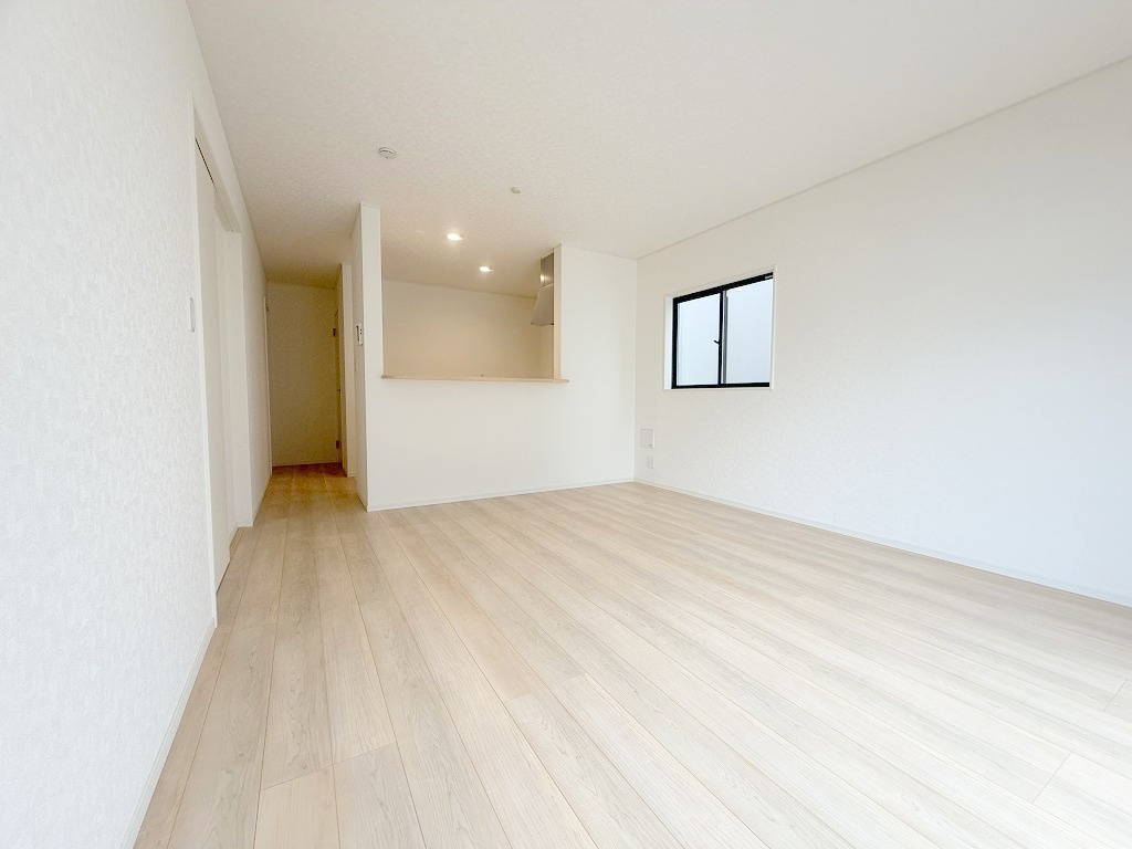 三郷市戸ケ崎3丁目　新築戸建　全7棟　5号棟の居間・リビング|家族団らんで過ごすリビングは15.5帖の広さを確保