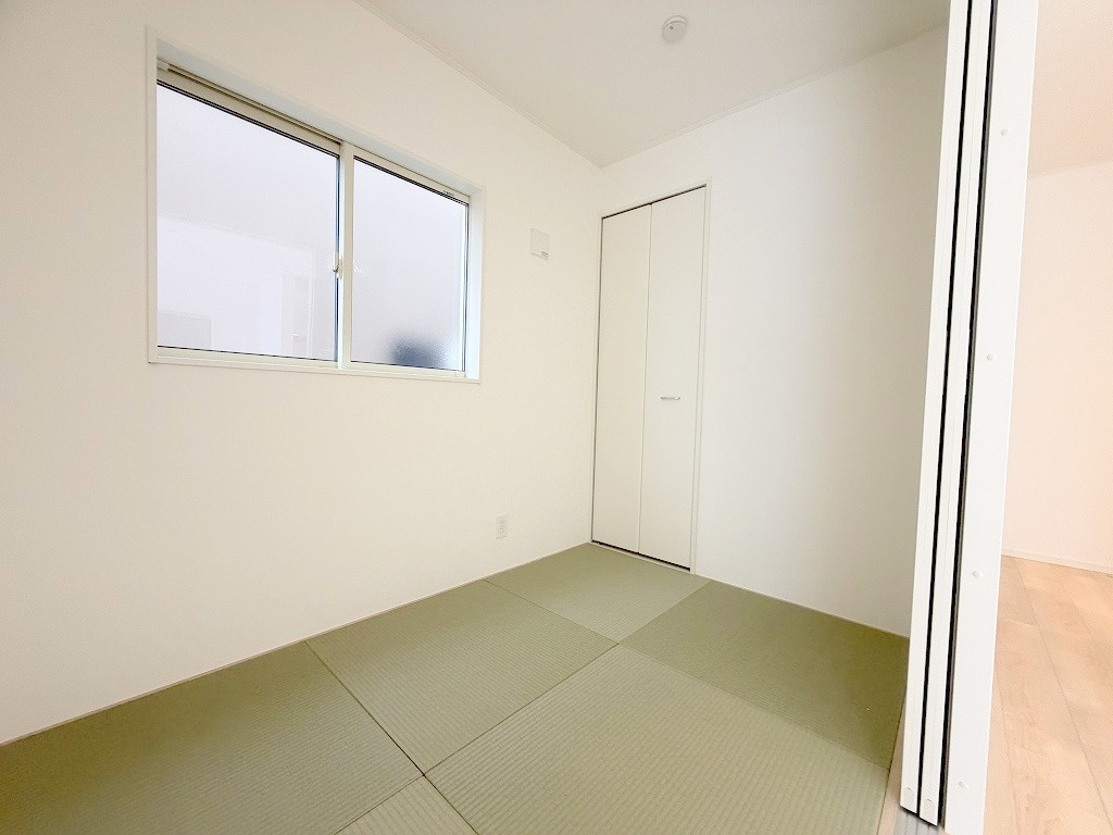 三郷市戸ケ崎3丁目　新築戸建　全7棟　4号棟の和室|お子様のお昼寝スペースにも便利な1階リビング横の和室3帖