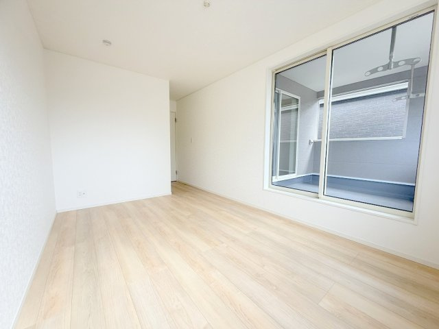 三郷市戸ケ崎3丁目　新築戸建　全7棟　4号棟の洋室|バルコニーに面した明るい洋室7.5帖