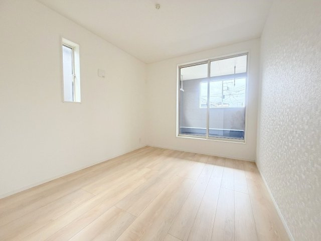 三郷市戸ケ崎3丁目　新築戸建　全7棟　4号棟の洋室|バルコニーに面した明るい洋室5.7帖