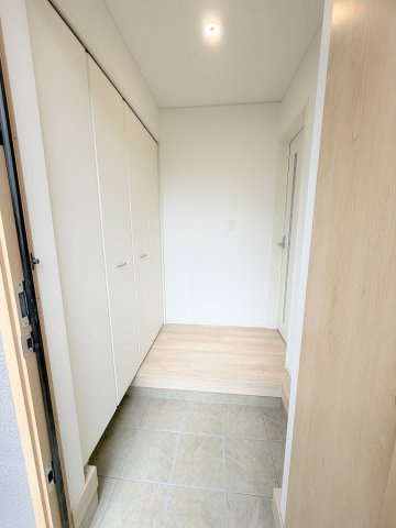 三郷市戸ケ崎3丁目　新築戸建　全7棟　4号棟の玄関|玄関から見た室内写真です