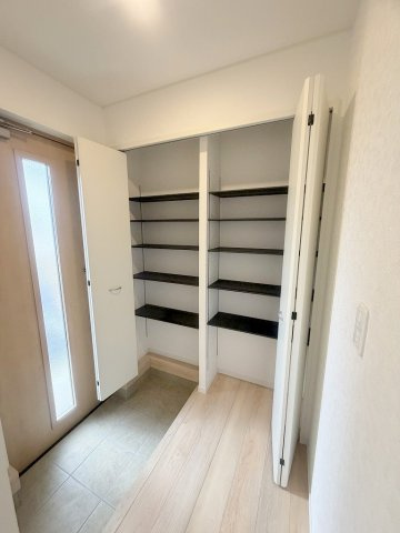 三郷市戸ケ崎3丁目　新築戸建　全7棟　4号棟の収納|収納力のあるシューズクローゼット