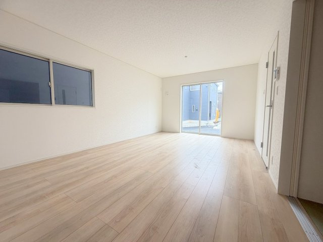 三郷市戸ケ崎3丁目　新築戸建　全7棟　4号棟の居間・リビング|南西向きの明るいリビングです