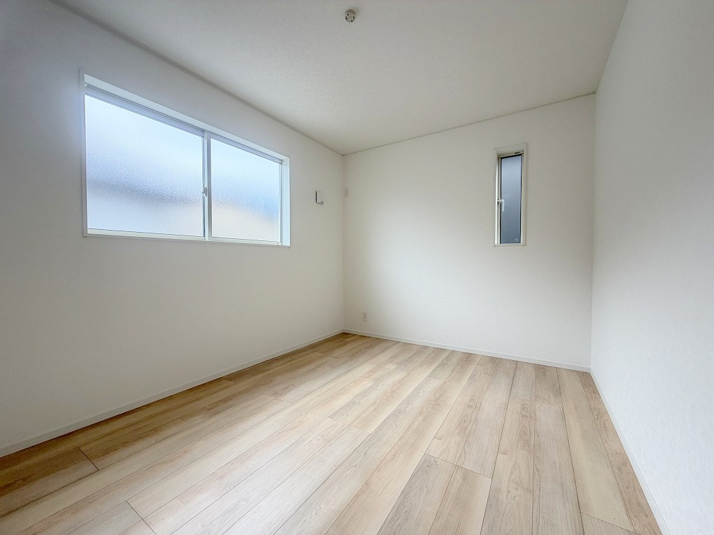 三郷市戸ケ崎3丁目　新築戸建　全7棟　4号棟の洋室|2面採光の明るい洋室6帖