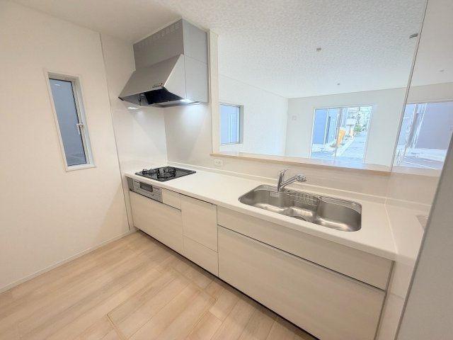 三郷市戸ケ崎3丁目　新築戸建　全7棟　4号棟のキッチン|3口ガスコンログリル付きシステムキッチンでお料理も楽しめます