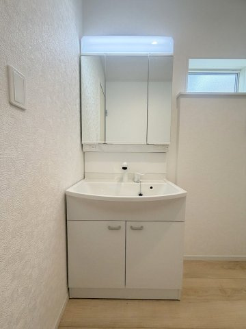 三郷市戸ケ崎3丁目　新築戸建　全7棟　4号棟の独立洗面台|三面鏡付きシャワードレッサーで朝の準備も快適