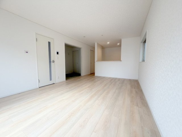 三郷市戸ケ崎3丁目　新築戸建　全7棟　4号棟の居間・リビング|家族団らんで過ごすリビングは17帖の広さを確保