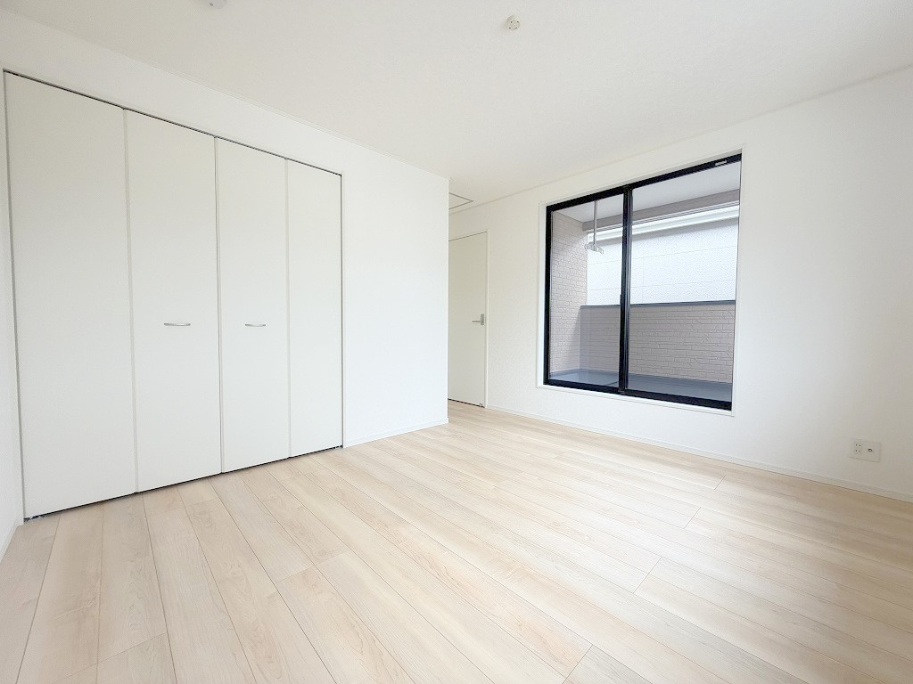 三郷市戸ケ崎3丁目　新築戸建　全7棟　3号棟の洋室|バルコニーに面した明るい洋室7.5帖