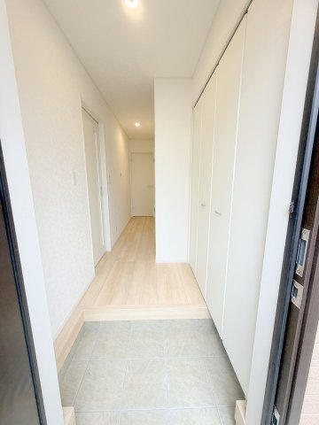 三郷市戸ケ崎3丁目　新築戸建　全7棟　3号棟の玄関|玄関から見た室内写真です