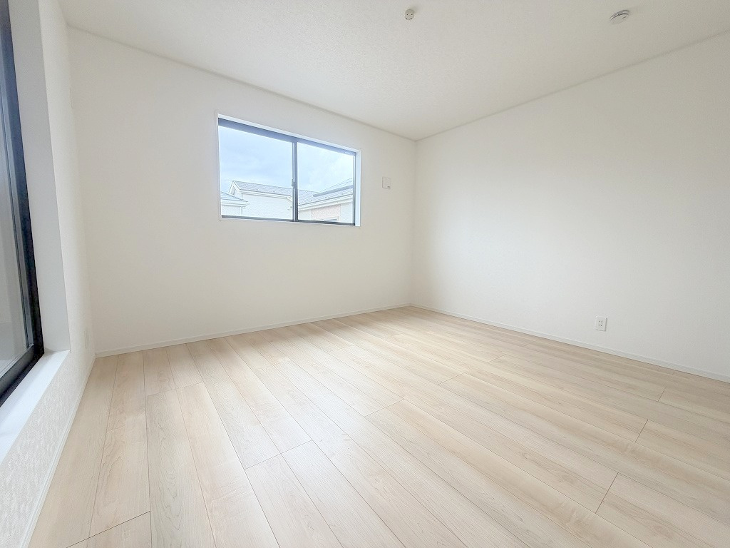 三郷市戸ケ崎3丁目　新築戸建　全7棟　3号棟の洋室|バルコニーに面した明るい洋室7.5帖