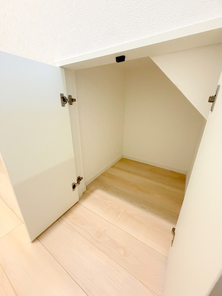 三郷市戸ケ崎3丁目　新築戸建　全7棟　3号棟の収納|ちょっとしたストック品の収納に便利な階段下収納