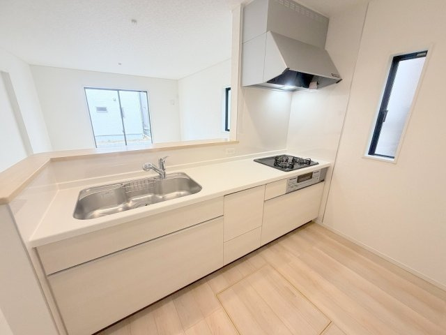 三郷市戸ケ崎3丁目　新築戸建　全7棟　3号棟のキッチン|3口ガスコンログリル付きシステムキッチンでお料理も楽しめます