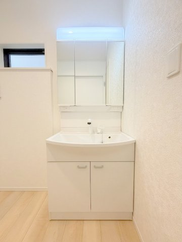 三郷市戸ケ崎3丁目　新築戸建　全7棟　3号棟の独立洗面台|三面鏡付きシャワードレッサーで朝の準備も快適