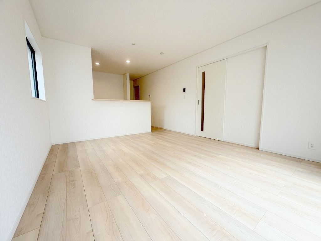 三郷市戸ケ崎3丁目　新築戸建　全7棟　3号棟の居間・リビング|家族団らんで過ごすリビングは15.5帖の広さを確保