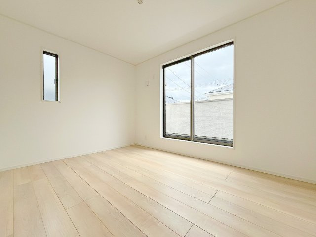 三郷市戸ケ崎3丁目　新築戸建　全7棟　2号棟の洋室|バルコニーに面した明るい洋室6.5帖・主寝室としていかがでしょう