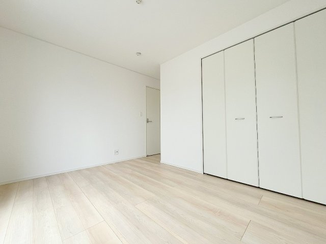 三郷市戸ケ崎3丁目　新築戸建　全7棟　2号棟の洋室|クローゼット付きの洋室6.5帖・主寝室としていかがでしょう