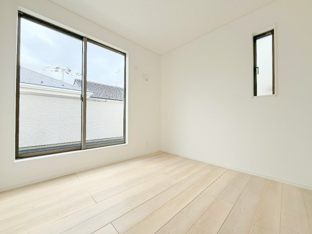 三郷市戸ケ崎3丁目　新築戸建　全7棟　2号棟の洋室|バルコニーに面した明るい洋室5帖