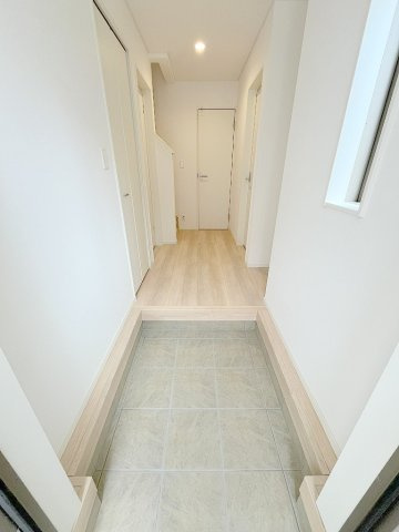 三郷市戸ケ崎3丁目　新築戸建　全7棟　2号棟の玄関|玄関から見た室内写真です