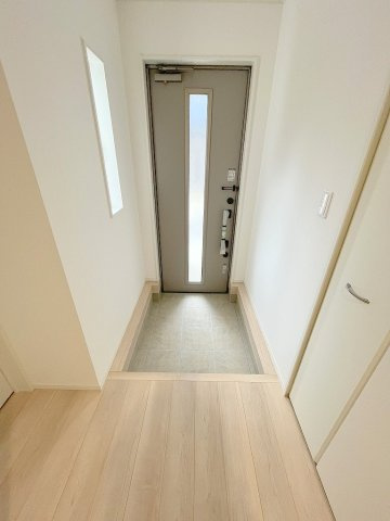 三郷市戸ケ崎3丁目　新築戸建　全7棟　2号棟の玄関|自然光が差し込む窓付きバルコニー