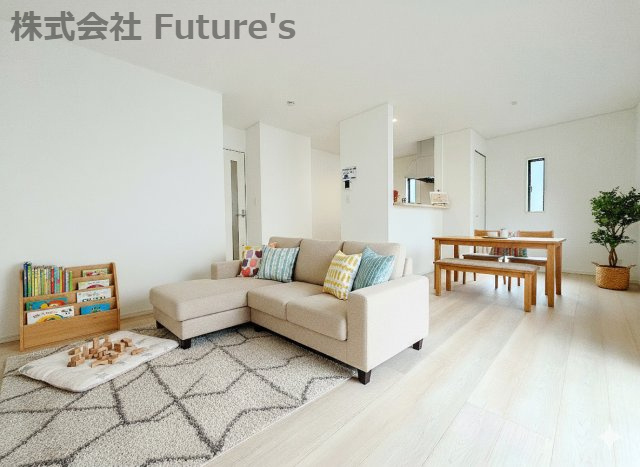 三郷市戸ケ崎3丁目　新築戸建　全7棟　2号棟の居間・リビング|現況の物件写真にCGによる画像処理を行っています。家具、家電、小物、カーテン等はイメージはCGです。